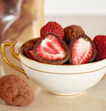 Load image into Gallery viewer, House of Nester - Freeze Dried Strawberries Cocoa Dusted 110g
